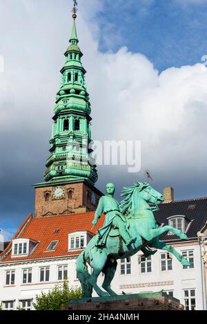Copenhagen, Koebenhavn: equestrian statue of Absalon on square Hoejbro Plads, tower of Nikolaj Contemporary Art Center (Nikolaj Kunsthal) in former St Stock Photo