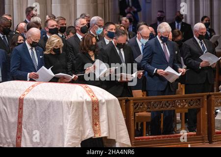 Washington, United States Of America. 10th Dec, 2021. From left to right: United States President Joe Biden, first lady Dr. Jill Biden, United States Vice President Kamala Harris, Doug Emhoff, former US Vice President Dan Quayle, former US President Bill Clinton, and former US Vice President Mike Pence, attend the funeral service for former US Senator Bob Dole (Republican of Kansas) at the Washington National Cathedral in Washington, DC on Friday, December 10, 2021.Credit: Ron Sachs/CNP/Sipa USA Credit: Sipa USA/Alamy Live News Stock Photo
