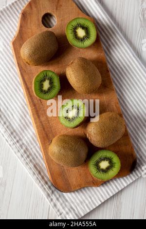 https://l450v.alamy.com/450v/2ha555a/green-organic-kiwi-fruit-on-a-rustic-wooden-board-top-view-flat-lay-overhead-from-above-2ha555a.jpg