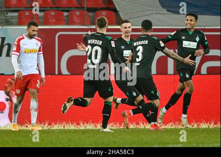 Regensburg, Germany. 10th Dec, 2021. Football: 2. Bundesliga, Jahn Regensburg - Werder Bremen, Matchday 17, Jahnstadion Regensburg. The Werder team celebrates after scoring the goal to make it 1:2 against Regensburg. Credit: Armin Weigel/dpa - IMPORTANT NOTE: In accordance with the regulations of the DFL Deutsche Fußball Liga and/or the DFB Deutscher Fußball-Bund, it is prohibited to use or have used photographs taken in the stadium and/or of the match in the form of sequence pictures and/or video-like photo series./dpa/Alamy Live News Stock Photo