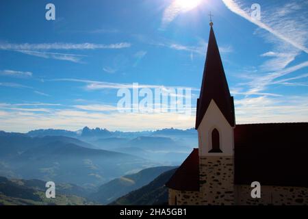 latzfons,sarntal alps,bolzano province,south tyrol,italy,europe. the pilgrimage church latzfonser kreuz,on the left in the background the geislerspitzen 3025 m,on the right the sella group Stock Photo