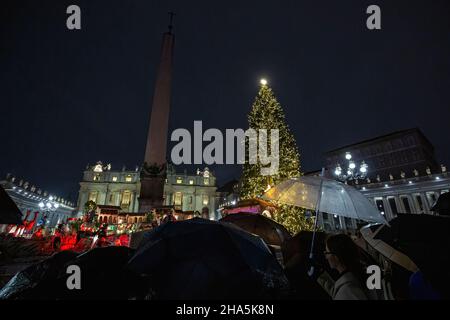 Vatican, Vatican. 10th Dec, 2021. General view of St. Peter's square during the Lighting ceremony. Lighting ceremony of the Nativity scene, from the Huancavelica region, in Peru, and the Christmas tree, 113-year-old, 28-meter-tall tree, a gift from the city of Andalo in Trentino Alto Adige-South Tyrol region, northeastern Italy, that adorns St. Peter's square at the Vatican. Credit: SOPA Images Limited/Alamy Live News Stock Photo