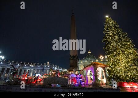 Vatican, Vatican. 10th Dec, 2021. General view of St. Peter's square during the Lighting ceremony. Lighting ceremony of the Nativity scene, from the Huancavelica region, in Peru, and the Christmas tree, 113-year-old, 28-meter-tall tree, a gift from the city of Andalo in Trentino Alto Adige-South Tyrol region, northeastern Italy, that adorns St. Peter's square at the Vatican. Credit: SOPA Images Limited/Alamy Live News Stock Photo