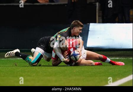 Racing 92's Juan Jose Imhoff (right) scores their side's third try of the game during the Heineken Champions Cup match at cinch Stadium at Franklin's Gardens, Northampton. Picture date: Friday December 10, 2021. Stock Photo