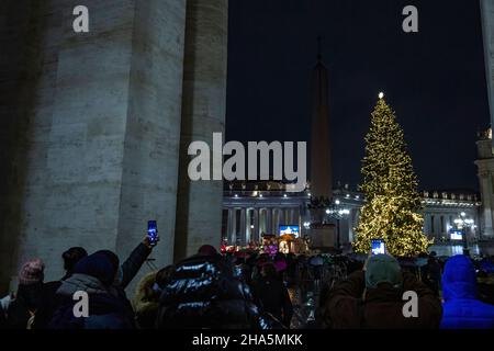 Vatican, Vatican. 10th Dec, 2021. General view of St. Peter's square during the Lighting ceremony. Lighting ceremony of the Nativity scene, from the Huancavelica region, in Peru, and the Christmas tree, 113-year-old, 28-meter-tall tree, a gift from the city of Andalo in Trentino Alto Adige-South Tyrol region, northeastern Italy, that adorns St. Peter's square at the Vatican. (Photo by Stefano Costantino/SOPA Images/Sipa USA) Credit: Sipa USA/Alamy Live News Stock Photo