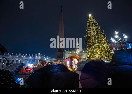 Vatican, Vatican. 10th Dec, 2021. General view of St. Peter's square during the Lighting ceremony. Lighting ceremony of the Nativity scene, from the Huancavelica region, in Peru, and the Christmas tree, 113-year-old, 28-meter-tall tree, a gift from the city of Andalo in Trentino Alto Adige-South Tyrol region, northeastern Italy, that adorns St. Peter's square at the Vatican. (Photo by Stefano Costantino/SOPA Images/Sipa USA) Credit: Sipa USA/Alamy Live News Stock Photo
