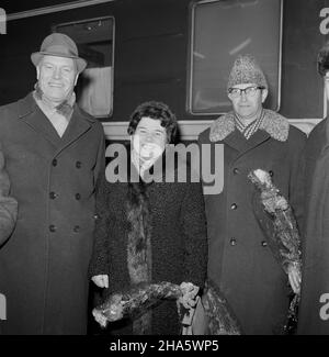 Warszawa, 1969-12-05. Powitanie na dworcu Warszawa Gdañska delegacji ukraiñskiego oddzia³u Towarzystwa PrzyjaŸni Polsko Radzieckiej (Walentyn Jefimowicz Ma³yñczuk, cz³onek prezydium ukraiñskiego TPPR, wiceminister Szkolnictwa Wy¿szego Ukraiñskiej SRR, Jewgienij Niko³ajewicz Bolcew, przewodnicz¹cy czerkaskiego oddzia³u TPPR, redaktor gazety Czerkaskaja Prawda oraz Jelena Aleksiejewna Skiba, cz³onek prezydium ukraiñskiego TPPR, starszy referent Ukraiñskiego Towarzystwa PrzyjaŸni i £¹cznoœci Kulturalnej z Zagranic¹) przez wiceprzewodnicz¹cego Zarz¹du G³ównego TPPR Ferdynanda Heroka. Nz. m.in. Jel Stock Photo