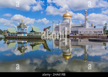 Omar Ali Saifuddien Mosque and a replica of a royal barge in Bandar Seri Begawan, Brunei Stock Photo