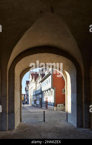 germany,lower saxony,wolfenbüttel,old town,view through archway to half-timbered houses at the holzmarkt