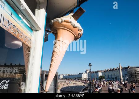 Wide, boulevard,promenade,in,on,at,Llandudno,coast,coastal,town,North,Wales,Welsh,view,viewpoint,over,Conway,River Conway,estuary,Conway County,Conwy,North,Wales,North Wales,Great Britain,GB,Britain,British,UK,United Kingdom, Stock Photo