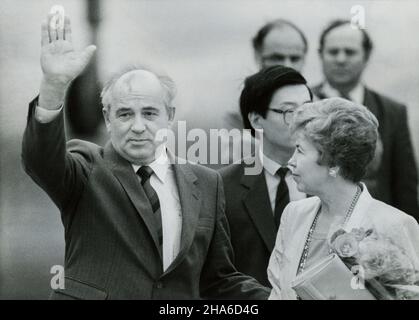 Former leader of the Soviet Union Mikhail Gorbachev and his wife Raisa depart from Beijing Airport in May 1989 after a summit with Chinese leaders including Deng Xiaoping. The visit is considered the end of the 'Sino-Soviet split.' Stock Photo