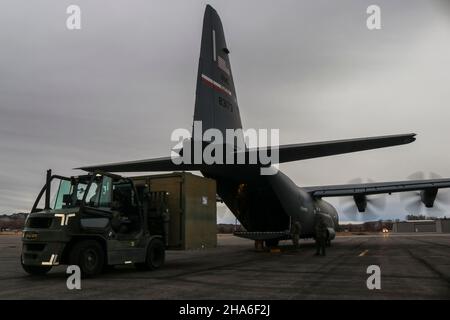 Staff Sgt. Steven Mazurkiewicz, 317th Aircraft Maintenance Squadron crew chief, removes a container off of a C-130J Super Hercules during a Covert Yeti exercise at Gunnison, Colorado, Dec. 6, 2021. Covert Yeti tested the Airmen’s abilities to use Agile Combat Employment tactics, techniques and procedures in preparation to respond to a conflict anytime, anywhere. (US. Air Force photo by Staff Sgt. David Owsianka) Stock Photo