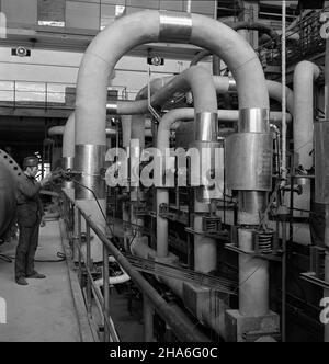P¹tnów, 1969-12. 13 XII 1969 r. zakoñczy³ siê pierwszy etap budowy elektrowni P¹tnów. Sta³a siê ona drug¹ co do wielkoœci, po Turowie, elektrowni¹ w kraju. Nz. robotnik w hali turbin. pw  PAP/Zbigniew Staszyszyn    Dok³adny dzieñ wydarzenia nieustalony.      Patnow, Dec. 1969. The first stage of the construction of Patnow power station ended on Dec. 13, 1969. It was the second largest, after Turow, power station in Poland. Pictured: a worker in the turbine shop.  pw  PAP/Zbigniew Staszyszyn Stock Photo