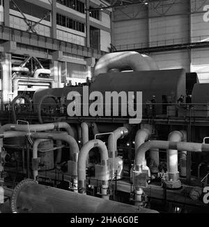 P¹tnów, 1969-12. 13 XII 1969 r. zakoñczy³ siê pierwszy etap budowy elektrowni P¹tnów. Sta³a siê ona drug¹ co do wielkoœci, po Turowie, elektrowni¹ w kraju. Nz. blok energetyczny w hali turbin. pw  PAP/Zbigniew Staszyszyn    Dok³adny dzieñ wydarzenia nieustalony.      Patnow, Dec. 1969. The first stage of the construction of Patnow power station ended on Dec. 13, 1969. It was the second largest, after Turow, power station in Poland. Pictured: power bloc in the turbine shop.  pw  PAP/Zbigniew Staszyszyn Stock Photo