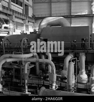 P¹tnów, 1969-12. 13 XII 1969 r. zakoñczy³ siê pierwszy etap budowy elektrowni P¹tnów. Sta³a siê ona drug¹ co do wielkoœci, po Turowie, elektrowni¹ w kraju. Nz. blok energetyczny w hali turbin. pw  PAP/Zbigniew Staszyszyn    Dok³adny dzieñ wydarzenia nieustalony.      Patnow, Dec. 1969. The first stage of the construction of Patnow power station ended on Dec. 13, 1969. It was the second largest, after Turow, power station in Poland. Pictured: power bloc in the turbine shop.  pw  PAP/Zbigniew Staszyszyn Stock Photo