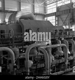 P¹tnów, 1969-12. 13 XII 1969 r. zakoñczy³ siê pierwszy etap budowy elektrowni P¹tnów. Sta³a siê ona drug¹ co do wielkoœci, po Turowie, elektrowni¹ w kraju. Nz. blok energetyczny w hali turbin. pw  PAP/Zbigniew Staszyszyn    Dok³adny dzieñ wydarzenia nieustalony.      Patnow, Dec. 1969. The first stage of the construction of Patnow power station ended on Dec. 13, 1969. It was the second largest, after Turow, power station in Poland. Pictured: power bloc in the turbine shop.  pw  PAP/Zbigniew Staszyszyn Stock Photo