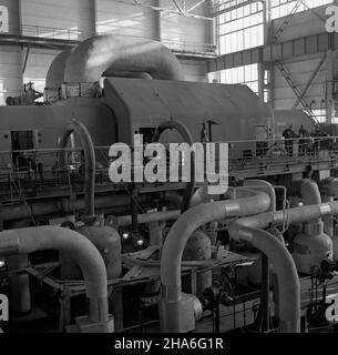 P¹tnów, 1969-12. 13 XII 1969 r. zakoñczy³ siê pierwszy etap budowy elektrowni P¹tnów. Sta³a siê ona drug¹ co do wielkoœci, po Turowie, elektrowni¹ w kraju. Nz. blok energetyczny w hali turbin. pw  PAP/Zbigniew Staszyszyn    Dok³adny dzieñ wydarzenia nieustalony.      Patnow, Dec. 1969. The first stage of the construction of Patnow power station ended on Dec. 13, 1969. It was the second largest, after Turow, power station in Poland. Pictured: power bloc in the turbine shop.  pw  PAP/Zbigniew Staszyszyn Stock Photo