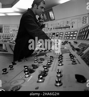 P¹tnów, 1969-12. 13 XII 1969 r. zakoñczy³ siê pierwszy etap budowy elektrowni P¹tnów. Sta³a siê ona drug¹ co do wielkoœci, po Turowie, elektrowni¹ w kraju. Nz. pracownik nastawni elektrowni. pw  PAP/Zbigniew Staszyszyn    Dok³adny dzieñ wydarzenia nieustalony.      Patnow, Dec. 1969. The first stage of the construction of Patnow power station ended on Dec. 13, 1969. It was the second largest, after Turow, power station in Poland. Pictured: a control room worker.  pw  PAP/Zbigniew Staszyszyn Stock Photo