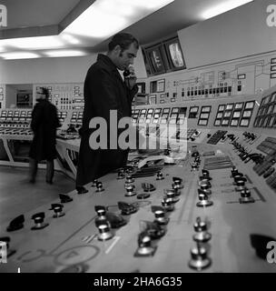 P¹tnów, 1969-12. 13 XII 1969 r. zakoñczy³ siê pierwszy etap budowy elektrowni P¹tnów. Sta³a siê ona drug¹ co do wielkoœci, po Turowie, elektrowni¹ w kraju. Nz. robotnicy w nastawni elektrowni. pw  PAP/Zbigniew Staszyszyn    Dok³adny dzieñ wydarzenia nieustalony.      Patnow, Dec. 1969. The first stage of the construction of Patnow power station ended on Dec. 13, 1969. It was the second largest, after Turow, power station in Poland. Pictured:  control room workers.  pw  PAP/Zbigniew Staszyszyn Stock Photo