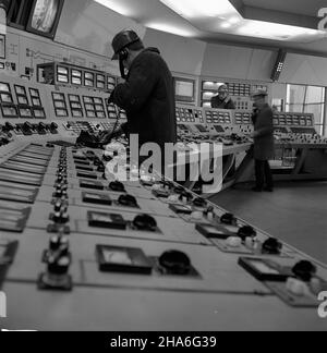 P¹tnów, 1969-12. 13 XII 1969 r. zakoñczy³ siê pierwszy etap budowy elektrowni P¹tnów. Sta³a siê ona drug¹ co do wielkoœci, po Turowie, elektrowni¹ w kraju. Nz. robotnicy w nastawni elektrowni. pw  PAP/Zbigniew Staszyszyn    Dok³adny dzieñ wydarzenia nieustalony.      Patnow, Dec. 1969. The first stage of the construction of Patnow power station ended on Dec. 13, 1969. It was the second largest, after Turow, power station in Poland. Pictured:  control room workers.  pw  PAP/Zbigniew Staszyszyn Stock Photo