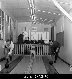 Poznañ, 1969-12. Pierwszy ogólnopolski turniej krêglarski rozegrany na obiekcie Klubu Sportowego Energetyk. W zawodach startowa³o 66 trzyosobowych zespo³ów. kw  PAP/Zbigniew Staszyszyn  Dok³adny dzieñ wydarzenia nieustalony.      Poznan, Dec. 1969. The first national bowling championships held at the Energetyk sports club. The competition attracted 66 three-person teams.  kw  PAP/Zbigniew Staszyszyn