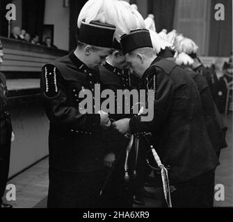 Sosnowiec, 1969-11-29. Z okazji Dnia Górnika w Domu Kultury kopalni Milowice odby³a siê akademia pracowników kopalñ i zak³adów górniczych D¹browskiego Zjednoczenia Przemys³u Wêglowego. Uczestniczyli w niej: cz³onek Biura Politycznego KC, I sekretarz Komitetu Wojewódzkiego PZPR w Katowicach – Edward Gierek, minister górnictwa i energetyki – Jan Mitrêga i przewodnicz¹cy Zarz¹du G³ównego Zwi¹zku Zawodowego Górników – Micha³ Specja³. Podczas uroczystoœci E. Gierek udekorowa³ odznaczeniami pañstwowymi zas³u¿onych górników. Nz. ceremonia przypiêcia górniczych szpad. uu  PAP/Kazimierz Seko      Sosno Stock Photo