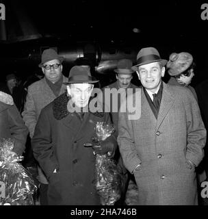 Warszawa, 1969-11-28. Powitanie na lotnisku Okêcie powracaj¹cej z Socjalistycznej Republiki Jugos³awii delegacji Sejmu PRL pod przewodnictwem wicemarsza³ka Sejmu Jana Karola Wende. W sk³ad delegacji wchodzili pos³owie: Witold Adamuszek (PZPR), Edward Duda (ZSL), Witold Jarosiñski (PZPR), Bronis³aw Juzków (bezpartyjny), Józef Majchrzak (PZPR), Krystyna Marsza³ek-M³yñczyk (SD) i Joanna Patyra (ZSL). Na p³ycie lotniska powracaj¹cych pos³ów oczekiwa³ marsza³ek Sejmu PRL Czes³aw Wycech, obecny by³ równie¿ charge d’affaires ambasady jugos³owiañskiej Radovan Urosev. Nz. m.in. Czes³aw Wycech (L) i Jan Stock Photo