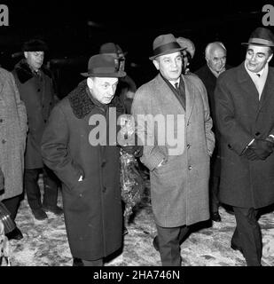 Warszawa, 1969-11-28. Powitanie na lotnisku Okêcie powracaj¹cej z Socjalistycznej Republiki Jugos³awii delegacji Sejmu PRL pod przewodnictwem wicemarsza³ka Sejmu Jana Karola Wende. W sk³ad delegacji wchodzili pos³owie: Witold Adamuszek (PZPR), Edward Duda (ZSL), Witold Jarosiñski (PZPR), Bronis³aw Juzków (bezpartyjny), Józef Majchrzak (PZPR), Krystyna Marsza³ek-M³yñczyk (SD) i Joanna Patyra (ZSL). Na p³ycie lotniska powracaj¹cych pos³ów oczekiwa³ marsza³ek Sejmu PRL Czes³aw Wycech, obecny by³ równie¿ charge d’affaires ambasady jugos³owiañskiej Radovan Urosev. Nz. m.in. na pierwszym planie Czes Stock Photo