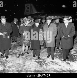 Warszawa, 1969-11-28. Powitanie na lotnisku Okêcie powracaj¹cej z Socjalistycznej Republiki Jugos³awii delegacji Sejmu PRL pod przewodnictwem wicemarsza³ka Sejmu Jana Karola Wende. W sk³ad delegacji wchodzili pos³owie: Witold Adamuszek (PZPR), Edward Duda (ZSL), Witold Jarosiñski (PZPR), Bronis³aw Juzków (bezpartyjny), Józef Majchrzak (PZPR), Krystyna Marsza³ek-M³yñczyk (SD) i Joanna Patyra (ZSL). Na p³ycie lotniska powracaj¹cych pos³ów oczekiwa³ marsza³ek Sejmu PRL Czes³aw Wycech, obecny by³ równie¿ charge d’affaires ambasady jugos³owiañskiej Radovan Urosev. Nz. m.in. Czes³aw Wycech (3P) i Ja Stock Photo