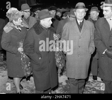 Warszawa, 1969-11-28. Powitanie na lotnisku Okêcie powracaj¹cej z Socjalistycznej Republiki Jugos³awii delegacji Sejmu PRL pod przewodnictwem wicemarsza³ka Sejmu Jana Karola Wende. W sk³ad delegacji wchodzili pos³owie: Witold Adamuszek (PZPR), Edward Duda (ZSL), Witold Jarosiñski (PZPR), Bronis³aw Juzków (bezpartyjny), Józef Majchrzak (PZPR), Krystyna Marsza³ek-M³yñczyk (SD) i Joanna Patyra (ZSL). Na p³ycie lotniska powracaj¹cych pos³ów oczekiwa³ marsza³ek Sejmu PRL Czes³aw Wycech, obecny by³ równie¿ charge d’affaires ambasady jugos³owiañskiej Radovan Urosev. Nz. m.in. na pierwszym planie Czes Stock Photo