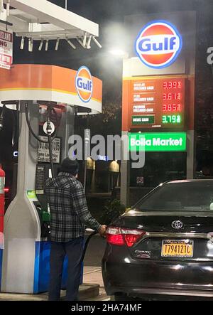(211211) -- NEW YORK, Dec. 11, 2021 (Xinhua) -- A man has his car refueled at a gas station in New York, the United States, Dec. 10, 2021. The U.S. consumer price index (CPI) in November rose 0.8 percent from the previous month and 6.8 percent from a year earlier, the largest 12-month increase since the period ending June 1982, the Labor Department reported on Friday. (Photo by Winston Zhou/Xinhua) Stock Photo