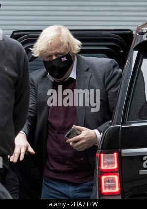 London, UK. 11th Dec, 2021. ***EXCLUSIVE**SPECIAL RATES APPLY** 11/12/2021. London, UK. British Prime minister BORIS JOHNSON is seen arriving at a central London hospital after his wife, Carrie Johnson gave birth to a baby girl earlier this week .Photo credit: Ben Cawthra/Sipa USA **NO UK SALES** Credit: Sipa USA/Alamy Live News Stock Photo