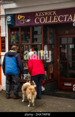 Tourists looking for a bargain in the old arcade Stock Photo - Alamy