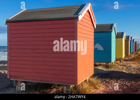 FINDHORN MORAY FIRTH COAST SCOTLAND ROW OF COLOURFUL BEACH HUTS Stock Photo
