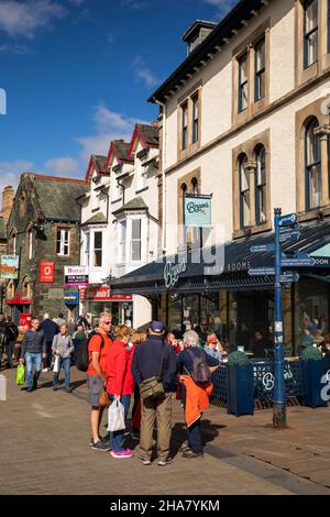 UK, Cumbria, Allerdale, Keswick, Main Street, customers in sunshine outside Bryson’s café & Tea Room in pedestrianised shopping street Stock Photo