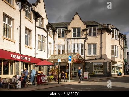 UK, Cumbria, Allerdale, Keswick, covered entrance to Packhorse Yard shopping square Stock Photo