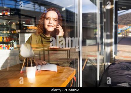 Barcelona, Spain - 13-11-2020: L'or barista by Philips coffee machine in  satin white color, with their double and decaf capsules packaging on wooden  b Stock Photo - Alamy