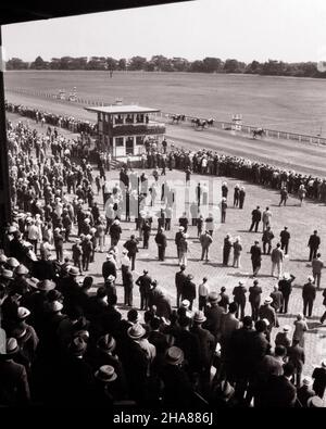 1930s PEOPLE MEN AND WOMEN ATTENDING THOROUGHBRED HORSE RACING ACTION AT THE EMPIRE CITY RACE TRACK YONKERS NEW YORK USA - h2504 HAR001 HARS ASSEMBLY UNITED STATES COPY SPACE FULL-LENGTH LADIES MASS PERSONS UNITED STATES OF AMERICA MALES RISK EMPIRE NY SPECTATORS B&W GATHERING NORTH AMERICA NORTH AMERICAN GAMBLING SKILL ACTIVITY AMUSEMENT MAMMALS HIGH ANGLE ADVENTURE HOBBY INTEREST EXCITEMENT EXTERIOR HOBBIES KNOWLEDGE PASTIME PLEASURE NEW YORK STATE K OCCUPATIONS CONCEPTUAL NEW YORK ODDS BETS THOROUGHBRED MAMMAL RACETRACK RELAXATION THRONG AMATEUR ATTENDANCE BETTING BLACK AND WHITE ENJOYMENT Stock Photo