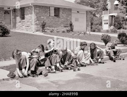 1950s SEVEN NEIGHBORHOOD KIDS BOYS AND GIRLS SITTING ON SUBURBAN CURB PUTTING ON METAL ROLLER SKATES - j4936 HAR001 HARS FEMALES HOUSES BROTHERS HOME LIFE COPY SPACE FRIENDSHIP FULL-LENGTH PERSONS RESIDENTIAL MALES TEENAGE GIRL TEENAGE BOY BUILDINGS SIBLINGS AMERICANA SISTERS B&W NEIGHBORS NEIGHBORHOOD HIGH ANGLE ADVENTURE AND EXCITEMENT EXTERIOR RECREATION SEVEN HOMES SIBLING 7 FRIENDLY RESIDENCE TEENAGED CURB JUVENILES PRE-TEEN PRE-TEEN BOY PRE-TEEN GIRL ROLLER SKATES SKATERS TOGETHERNESS BLACK AND WHITE CAUCASIAN ETHNICITY HAR001 OLD FASHIONED Stock Photo