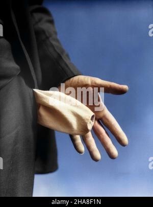 1930s MAN'S HAND TURNING EMPTY PANTS POCKET INSIDE OUT - s3867c HAR001 HARS CONCEPTS DESTITUTE INSIDE OUT INSIDE-OUT MID-ADULT MID-ADULT MAN RECESSION CAUCASIAN ETHNICITY DEMONSTRATING GREAT DEPRESSION HANDS ONLY HAR001 HOPELESS OLD FASHIONED REPRESENTATION Stock Photo