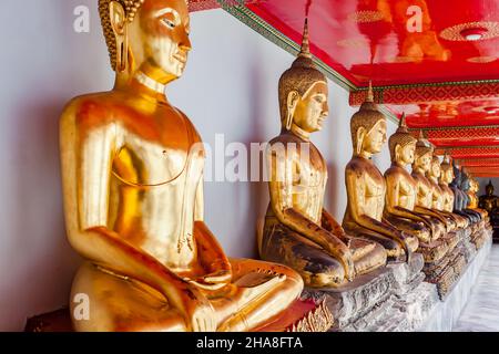 Gold statues of the Buddha in buddhist temple in Bangkok, Thailand Stock Photo