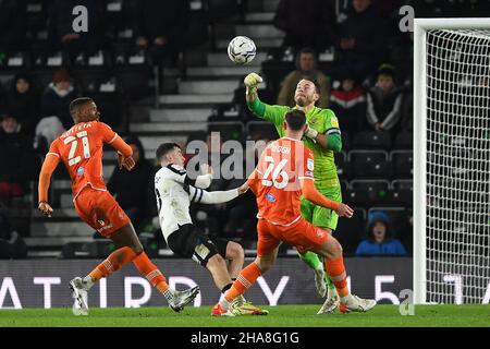 DERBY, GBR. DEC 11TH Chris Maxwell of Blackpool punches the ball clear during the Sky Bet Championship match between Derby County and Blackpool at the Pride Park, Derby on Saturday 11th December 2021. (Credit: Jon Hobley | MI News) Credit: MI News & Sport /Alamy Live News Stock Photo