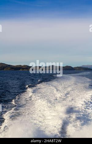 Trail on water of fast moving boat Stock Photo - Alamy