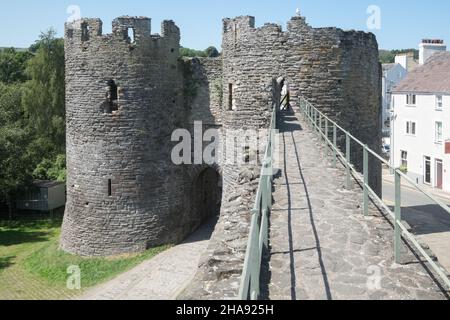 houses,viewed,from,wall,while,Walk,walking,walker,castle,walls,around,town,of,in,Conway,with,views,viewpoint,over,town,and,castle,Conwy,Conwy Castle,Conway Castle,from,castle walls,walls,coast,coastal,market,town,Conwy County,Conway County,North,Wales,Welsh,GB,Great Britain,Britain,British,UK,United Kingdom, Stock Photo