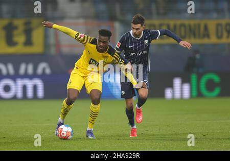 Dan Axel Zagadou Left Do Versus Yannik Keitel Fr Action Duels Header Duel Dogfight Football 1st Bundesliga 24th Matchday Borussia Dortmund Do Sc Freiburg Fr 1 0 On February 29 2020 In