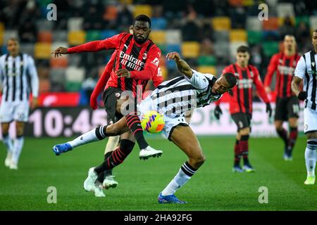 Udine, Italy. 11th Dec, 2021. Milan's Fikayo Tomori (Milan) in action against Udinese's Norberto Bercique Gomes Betuncal during Udinese Calcio vs AC Milan, italian soccer Serie A match in Udine, Italy, December 11 2021 Credit: Independent Photo Agency/Alamy Live News Stock Photo