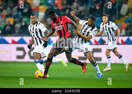 Udine, Italy. 11th Dec, 2021. Milan's Tiemoue Bakayoko in action against Udinese's Norberto Bercique Gomes Betuncal during Udinese Calcio vs AC Milan, italian soccer Serie A match in Udine, Italy, December 11 2021 Credit: Independent Photo Agency/Alamy Live News Stock Photo