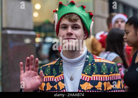 New York, USA. 11th Dec, 2021. An 'Elf' stands in line outside Yardhouse in New York, NY, on Dec. 11, 2021. (Photo by Gabriele Holtermann/Sipa USA) Credit: Sipa USA/Alamy Live News Stock Photo