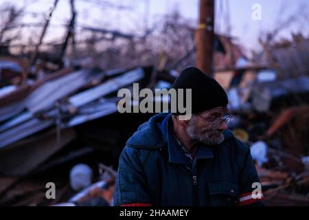 DAWSON SPRINGS, KENTUCKY, UNITED STATES - 2021/12/11: Danny Mensor stands outside his destroyed home after a tornado tore through rural Kentucky on December 11, 2021 in Dawson Springs, Ky. The tornado touched down around 10 p.m. Friday night, and left a path of destruction for over 200 miles in Kentucky. The tornado began in Arkansas. (Photo by Jeremy Hogan/The Bloomingtonian) Stock Photo