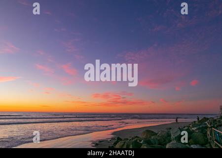 December 11, 2021: The sunset in La Jolla from Torrey Pines State Beach in San Diego, California on Saturday, December 11th, 2021. The sunset was bathed in resplendent orange and pink hues (Credit Image: © Rishi DekaZUMA Press Wire) Stock Photo